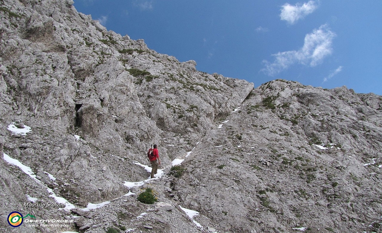 37 La cengia  obliqua e scivolosa che porta allo spallone....JPG